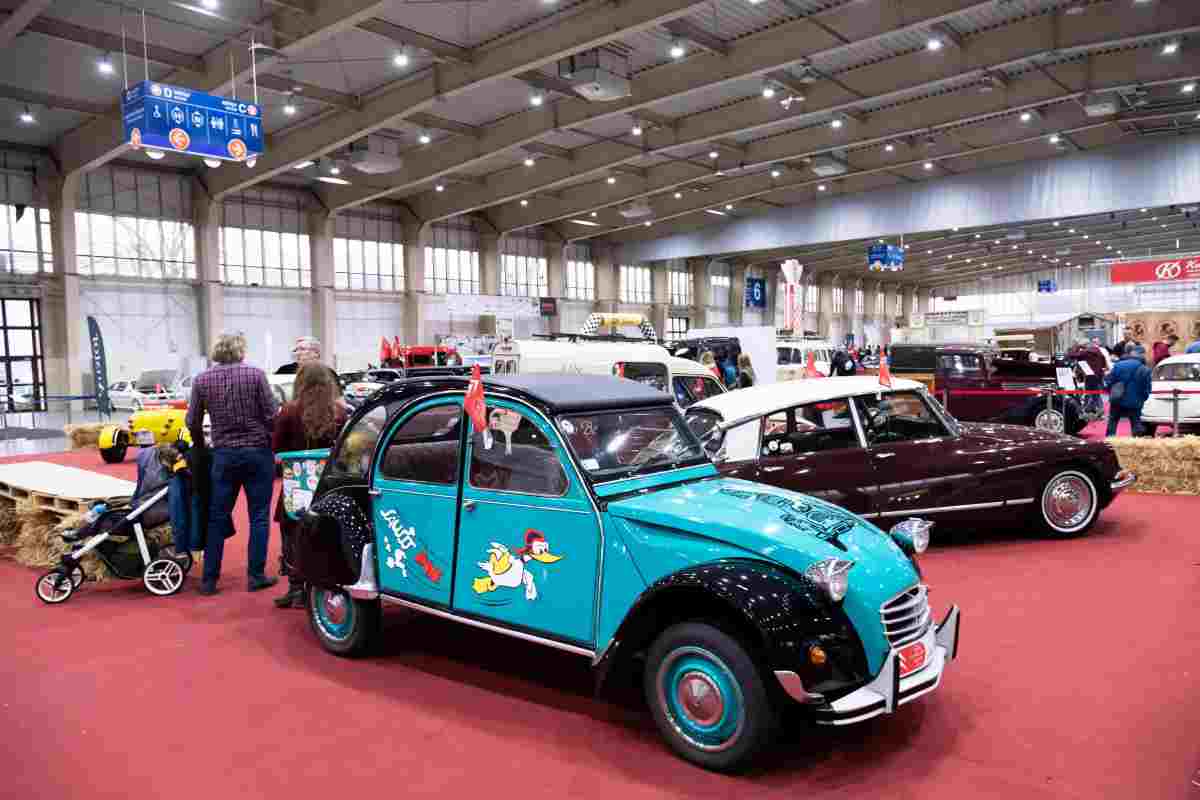 Citroen 2CV bicolore celeste e nera