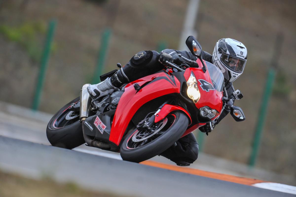 Motociclista su strada